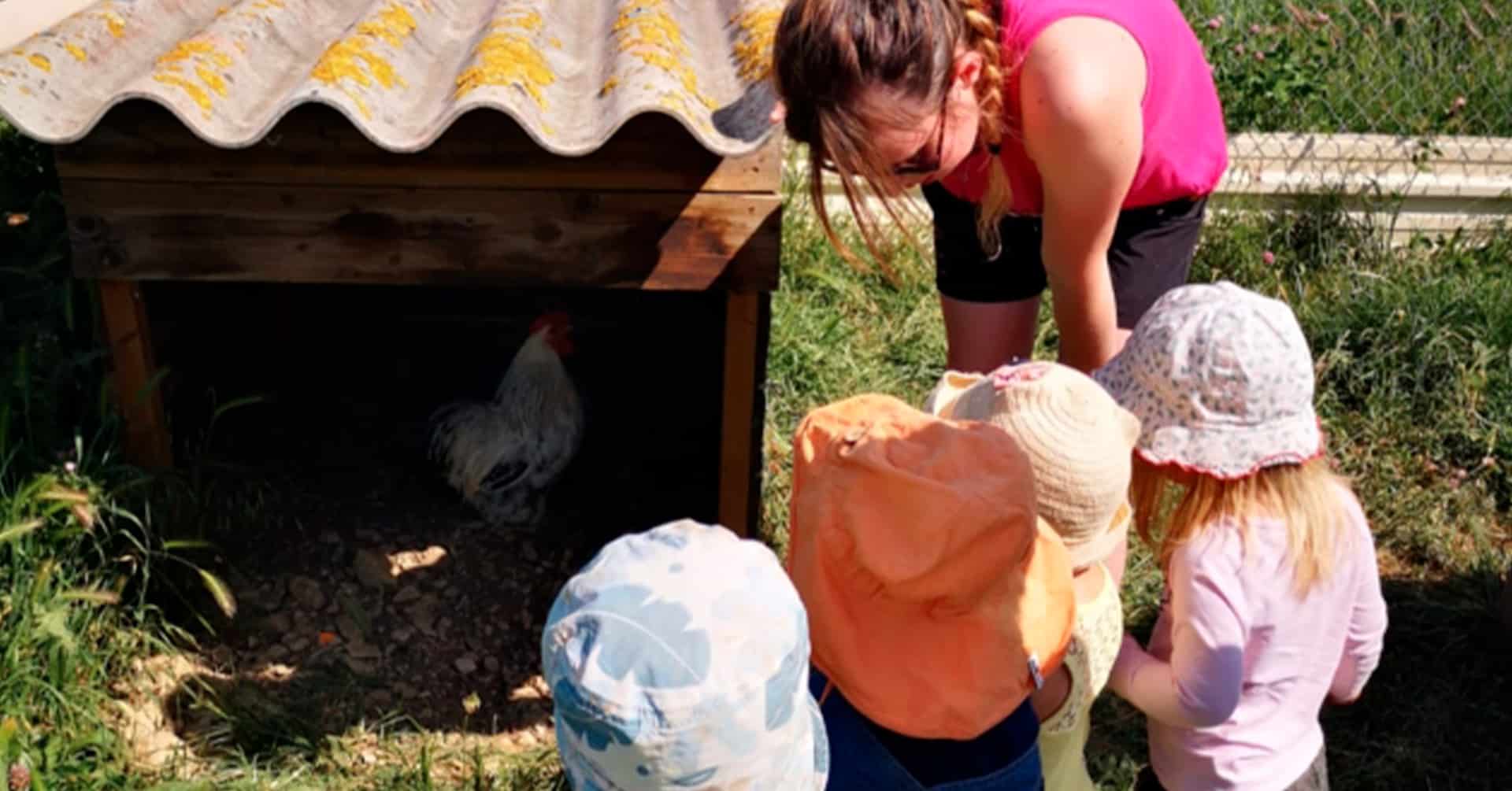 Vos enfants deviennent des petits fermiers à la ferme Rigaud