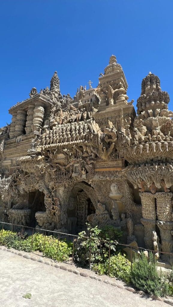 🎥 Frédéric Legros, directeur du @facteurchevalofficiel, nous emmène découvrir « Le Sphinx…