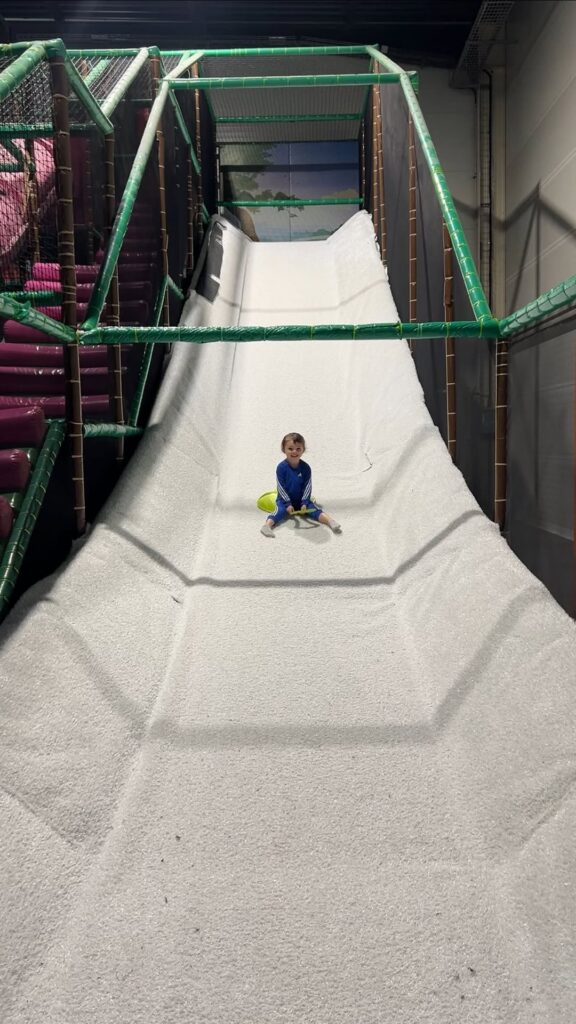 🎥 Aujourd’hui, on vous emmène découvrir @le___monde__de__merlin 🧙‍♂️ Un grand parc de…